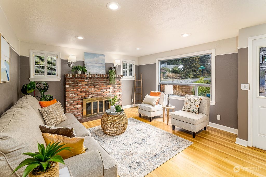 Photo of 10425 20th Avenue NE, Seattle, WA 98125 (MLS # 2050753)