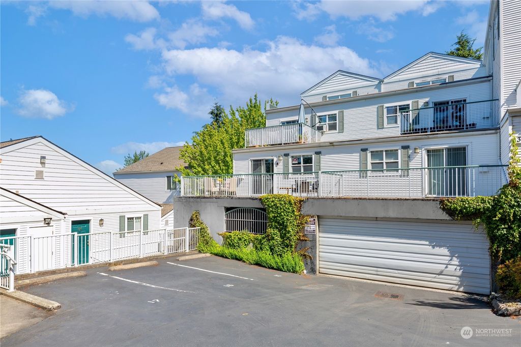Photo of 3980 129th Place SE #B101, Bellevue, WA 98006 (MLS # 2254280)