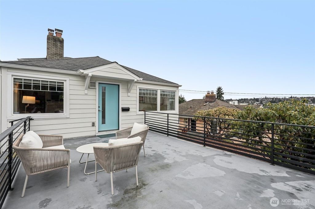 Photo of 2418 W Boston St, Seattle, WA 98199 (MLS # 2501086)