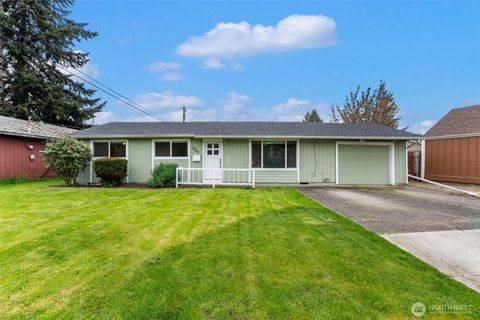 Photo of 720 32nd Avenue, Longview, WA 98632 (MLS # 2515474)