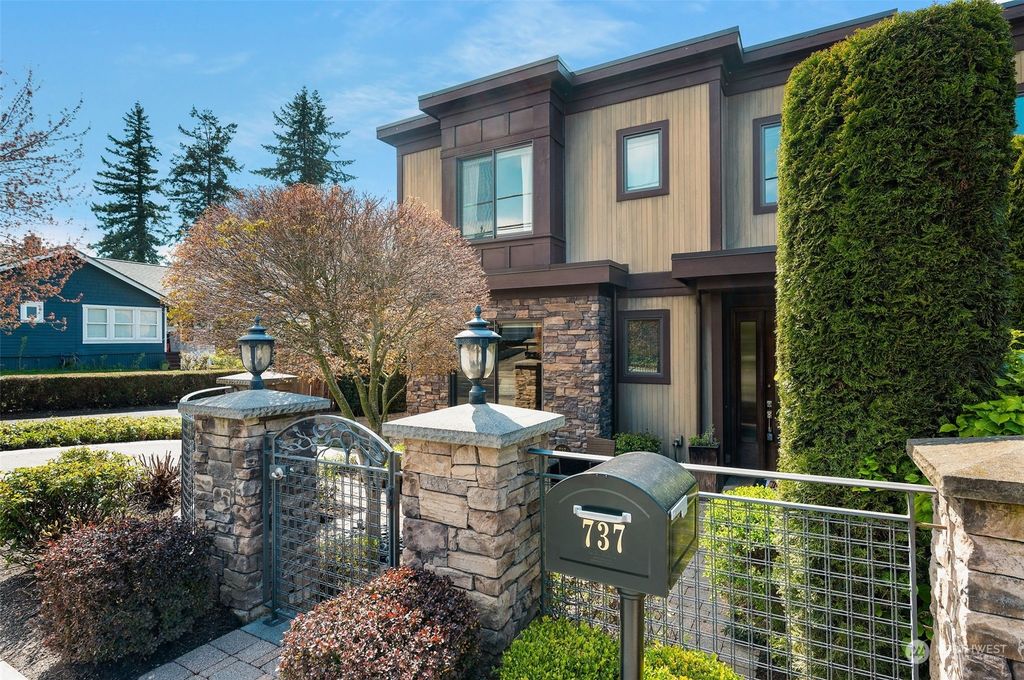Photo of 737 State Street S, Kirkland, WA 98033 (MLS # 2058912)