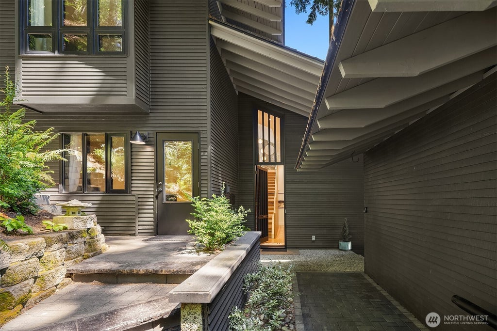 Photo of 5 Lindley Road, Mercer Island, WA 98040 (MLS # 2585862)