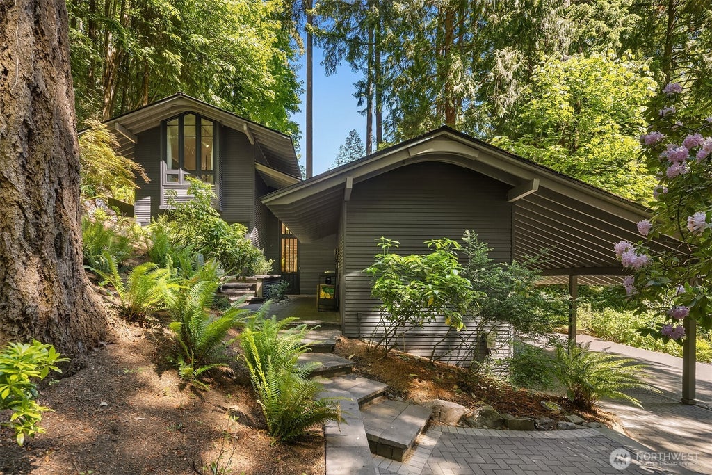 Photo of 5 Lindley Road, Mercer Island, WA 98040 (MLS # 2585862)