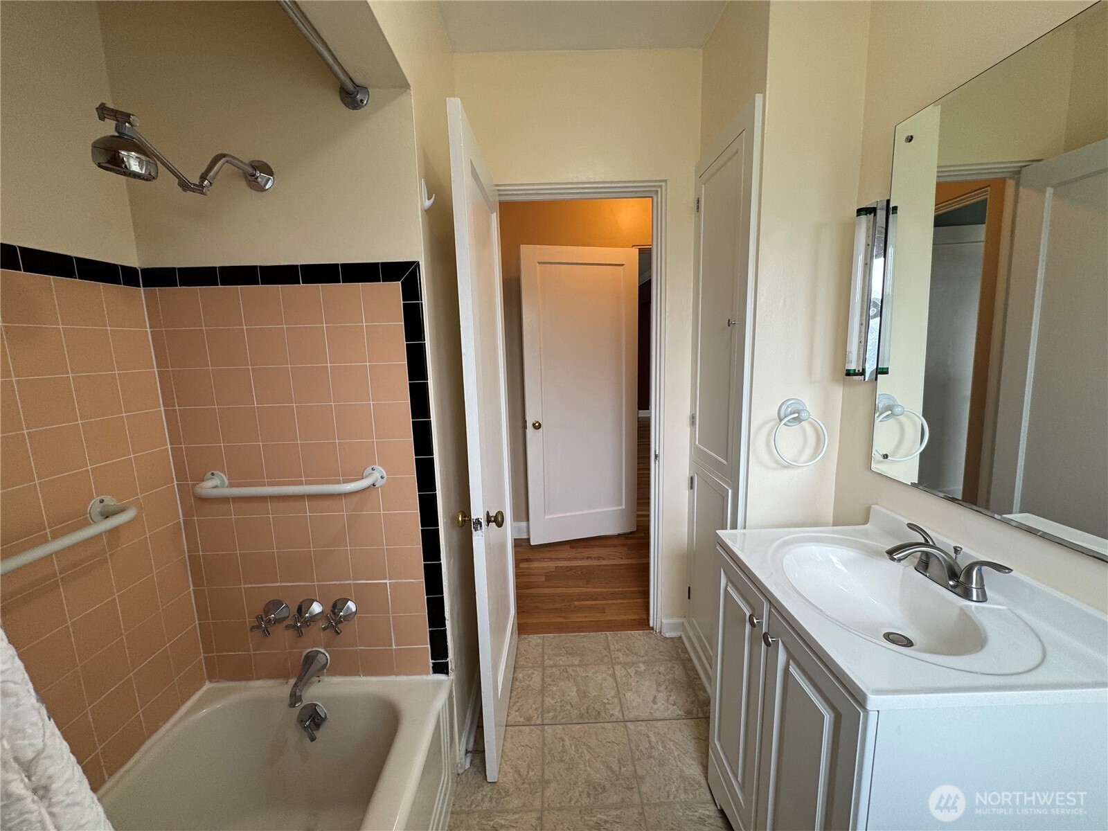 Omak, Washington 98841, United States, 3 Bedrooms Bedrooms, ,2 BathroomsBathrooms,Residential,Active,228593