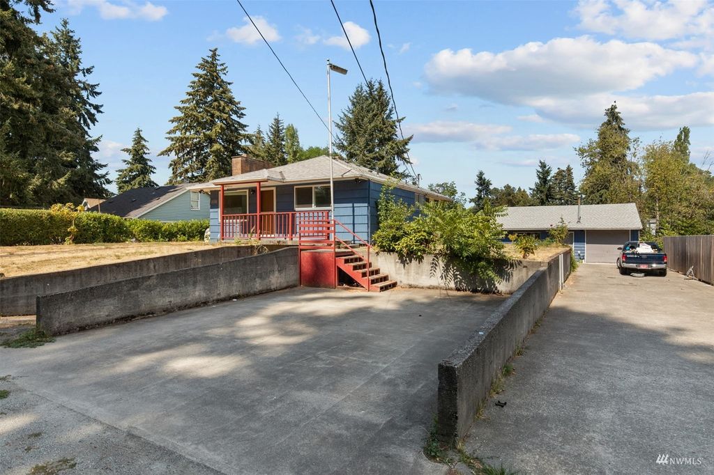 Photo of 1038 S 124th Street, Seattle, WA 98168 (MLS # 1988077)