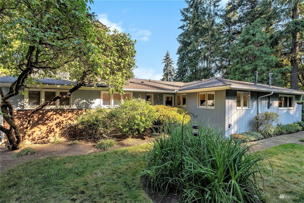 Photo of 16814 12th Place SW, Normandy Park, WA 98166 (MLS # 1988933)