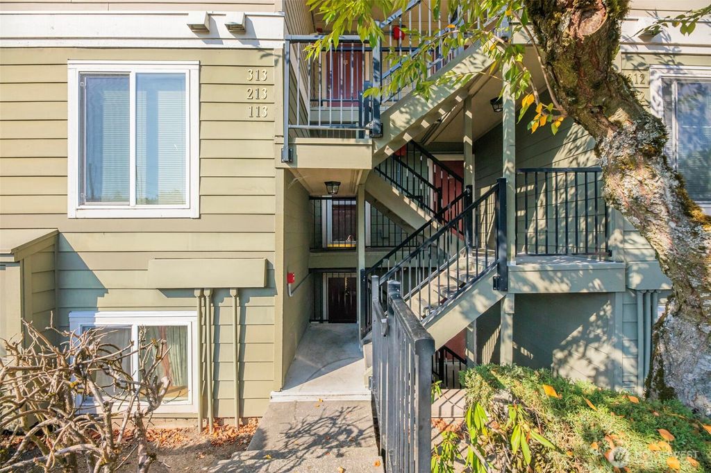Photo of 3233 NE 12th Street #313, Renton, WA 98056 (MLS # 2437514)