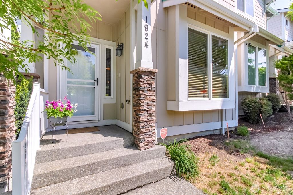 Photo of 1924 S 240th Street, Des Moines, WA 98198 (MLS # 2528228)