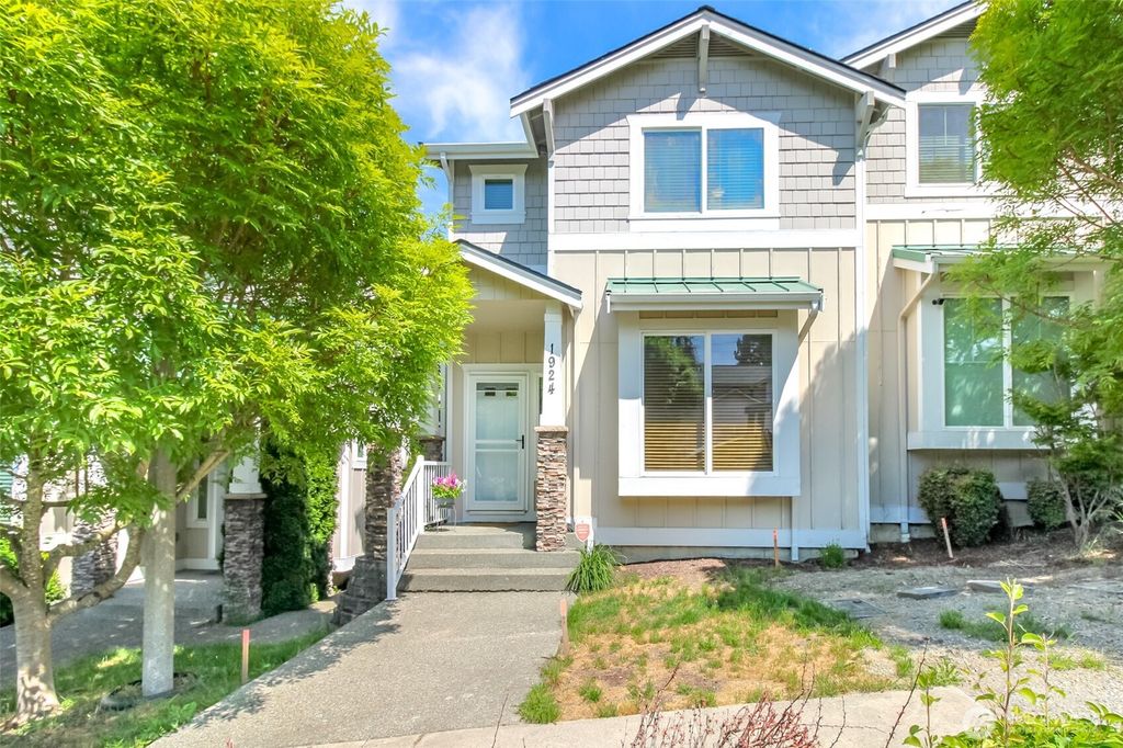 Photo of 1924 S 240th Street, Des Moines, WA 98198 (MLS # 2528228)