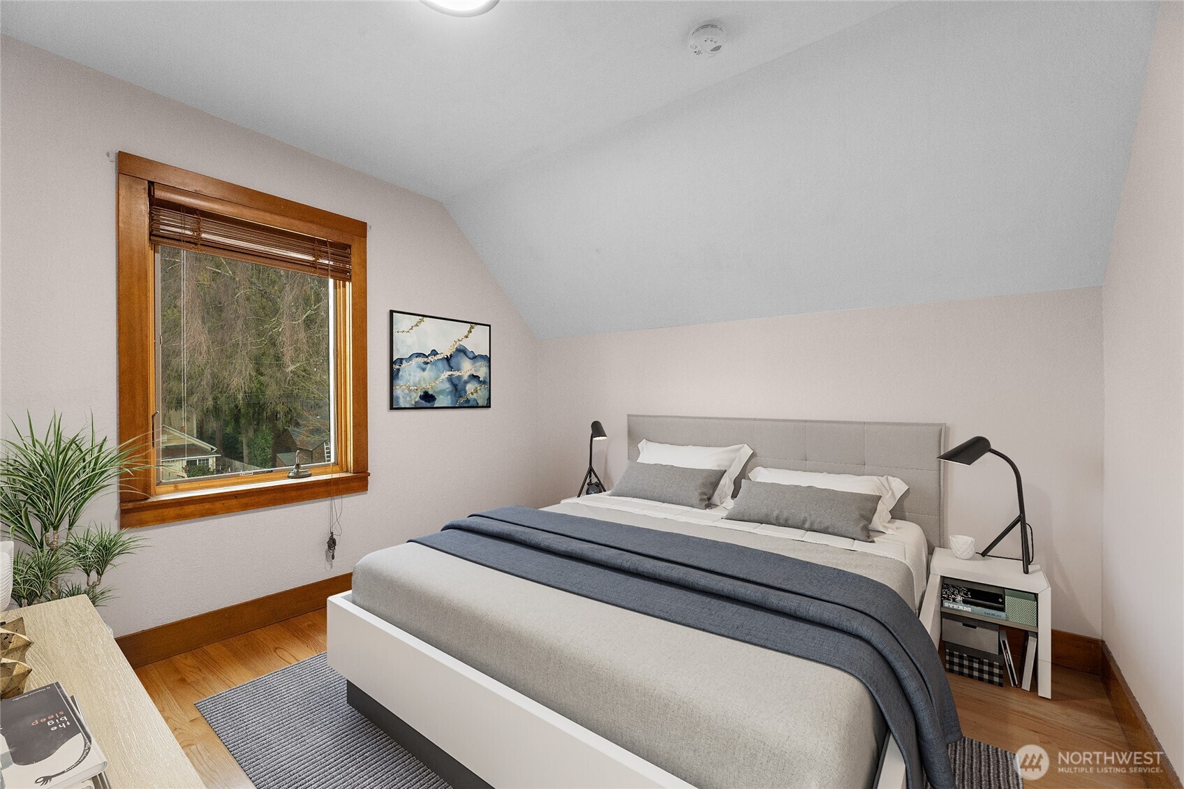 913 N Ainsworth Avenue