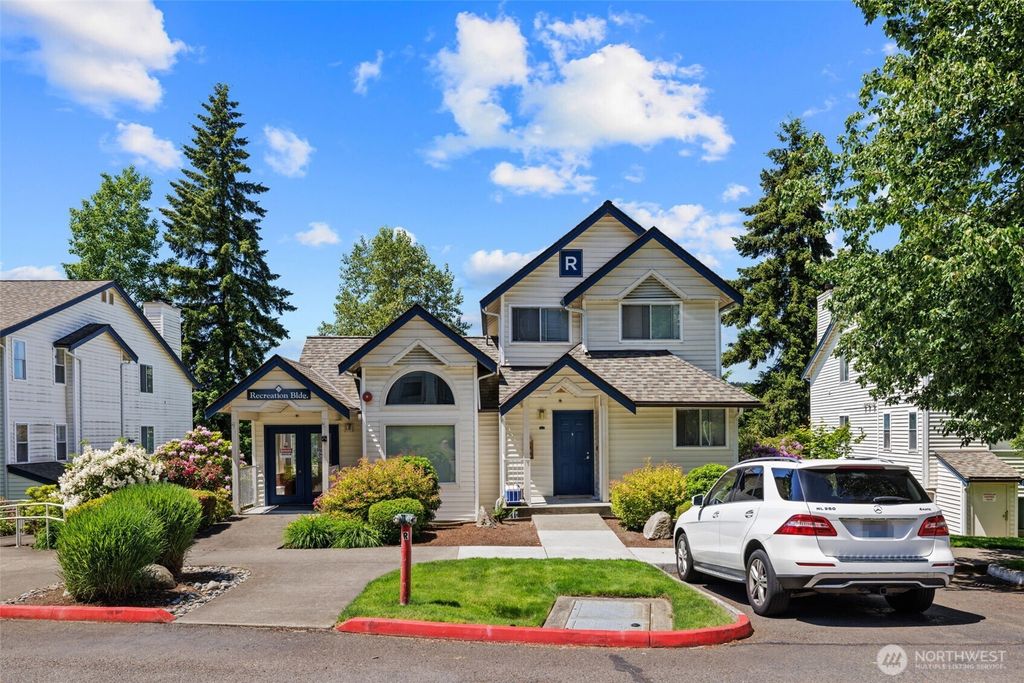Photo of 1900 NE 48th Street #E205, Renton, WA 98056 (MLS # 2531082)