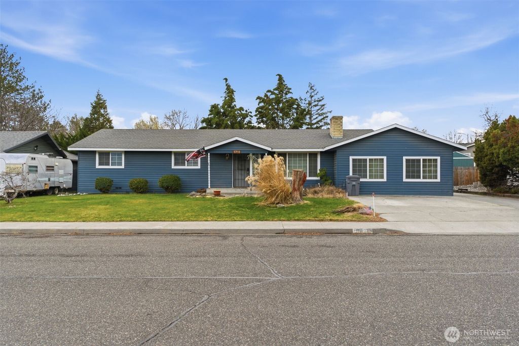 Photo of 1711 W 15th Avenue, Kennewick, WA 99337 (MLS # 2486509)