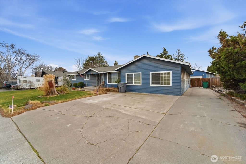 Photo of 1711 W 15th Avenue, Kennewick, WA 99337 (MLS # 2486509)