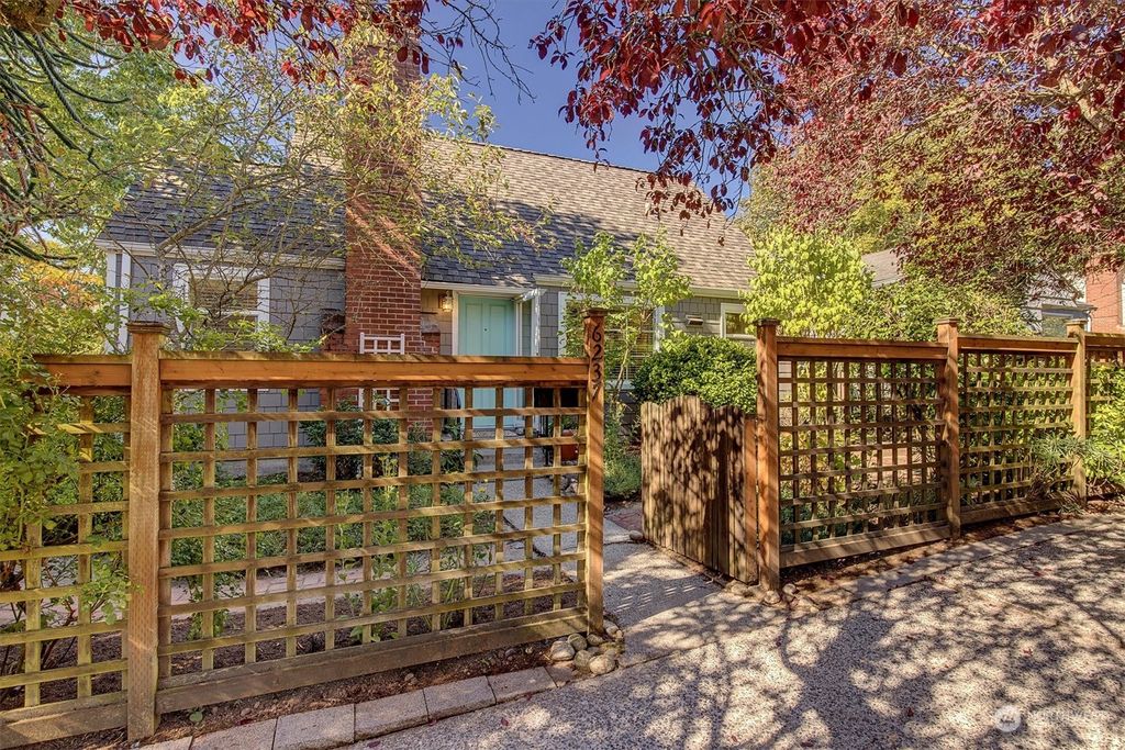 Photo of 6237 40th Avenue NE, Seattle, WA 98115 (MLS # 2296714)