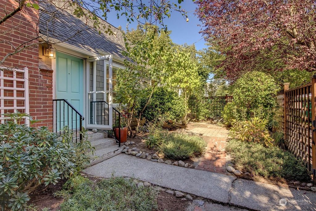 Photo of 6237 40th Avenue NE, Seattle, WA 98115 (MLS # 2296714)