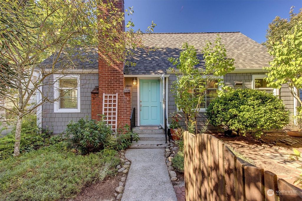 Photo of 6237 40th Avenue NE, Seattle, WA 98115 (MLS # 2296714)