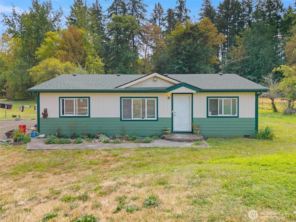 Photo of 208 W Orchard Street St, Oakville, WA 98568 (MLS # 2573431)