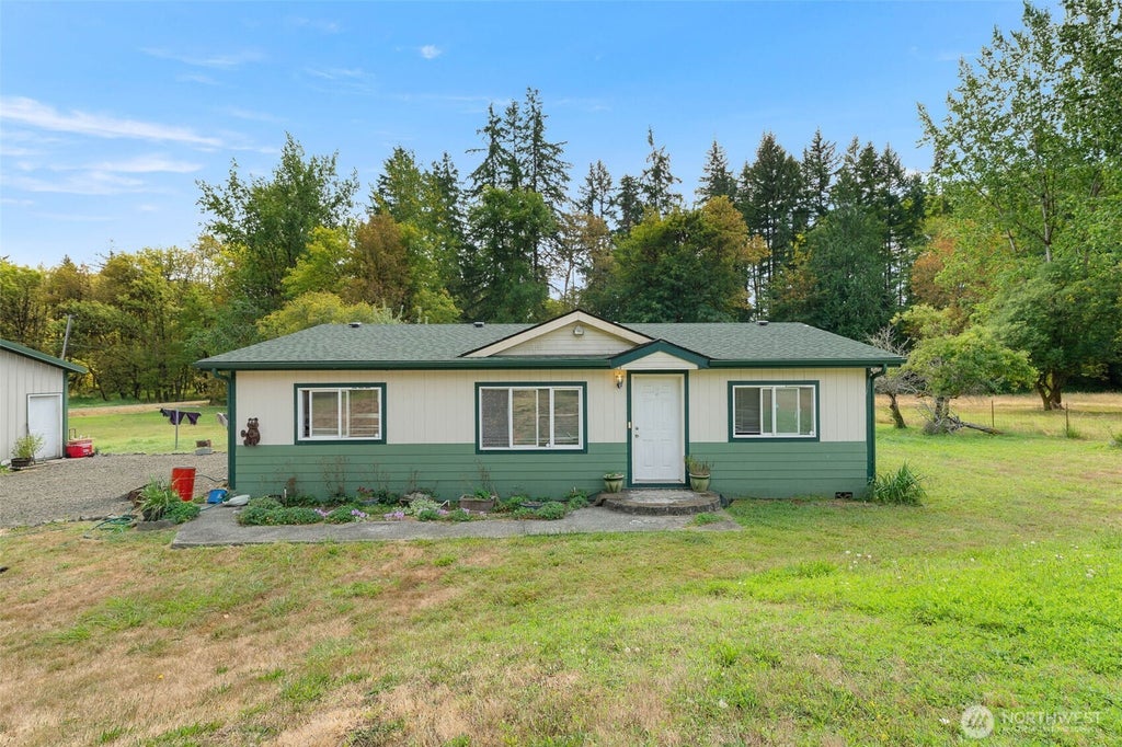 Photo of 208 W Orchard Street St, Oakville, WA 98568 (MLS # 2573431)