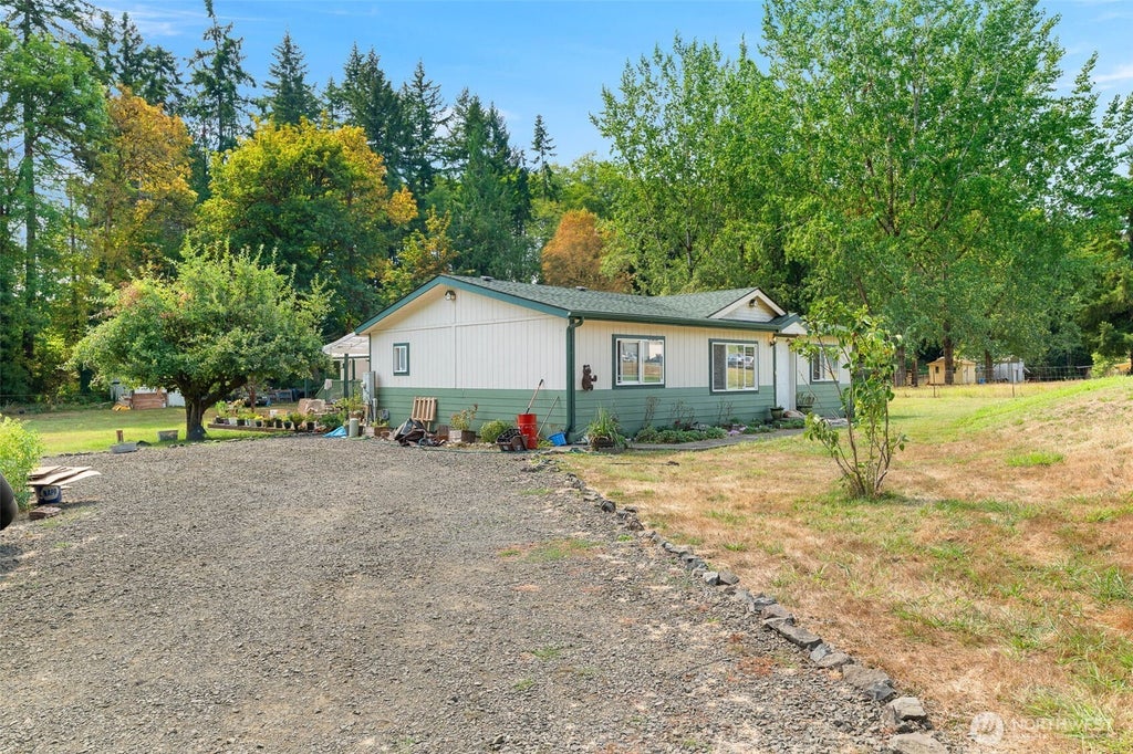 Photo of 208 W Orchard Street St, Oakville, WA 98568 (MLS # 2573431)