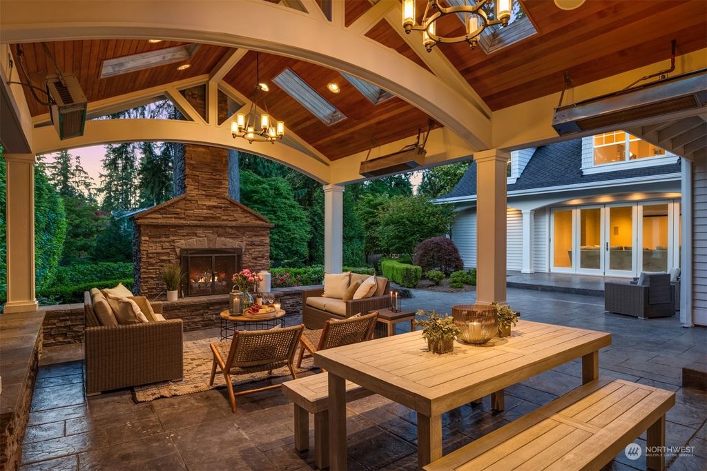 Photo of 10438 SE 23rd Street, Bellevue, WA 98004 (MLS # 2276081)