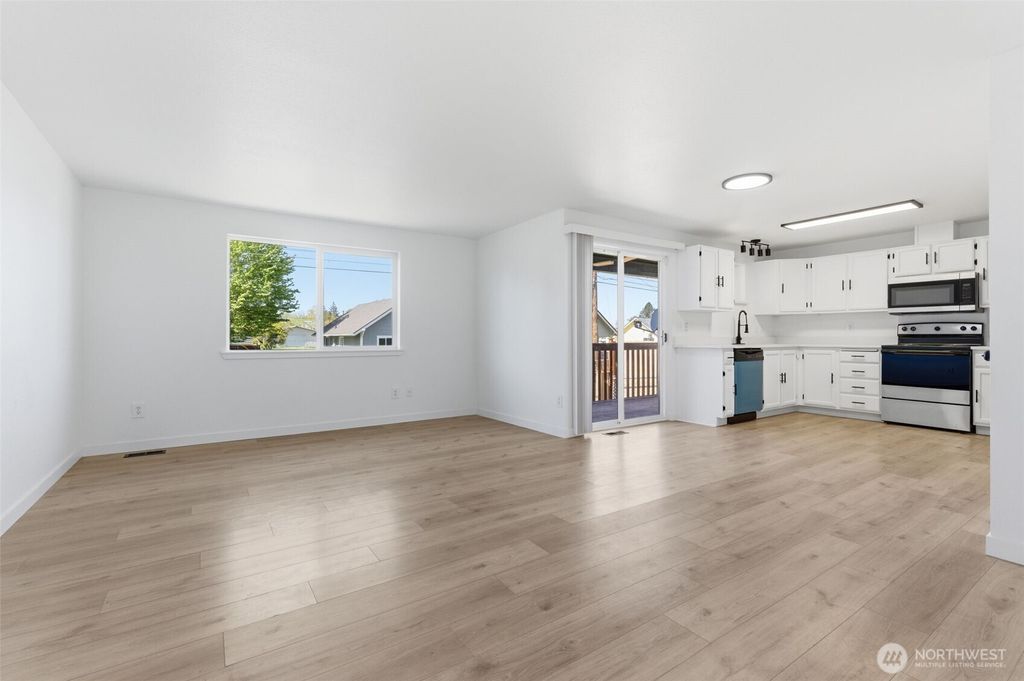 Photo of 751 SW William Avenue, Chehalis, WA 98532 (MLS # 2514021)