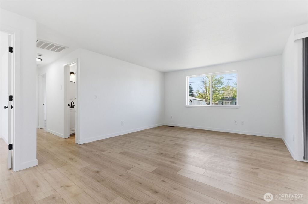 Photo of 751 SW William Avenue, Chehalis, WA 98532 (MLS # 2514021)