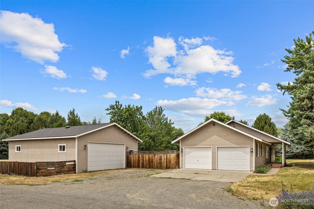Photo of 611 E Kyllo Road, Ellensburg, WA 98926 (MLS # 2539336)