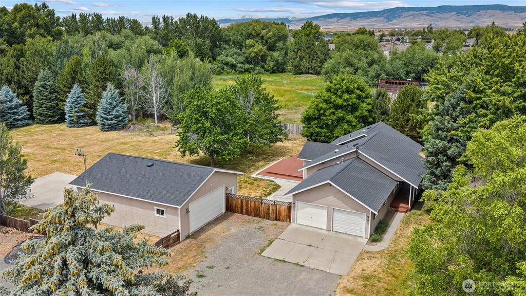 Photo of 611 E Kyllo Road, Ellensburg, WA 98926 (MLS # 2539336)