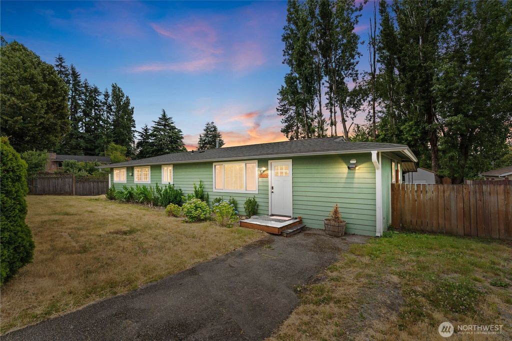 Photo of 2229 SW 330th Street, Federal Way, WA 98023 (MLS # 2396461)