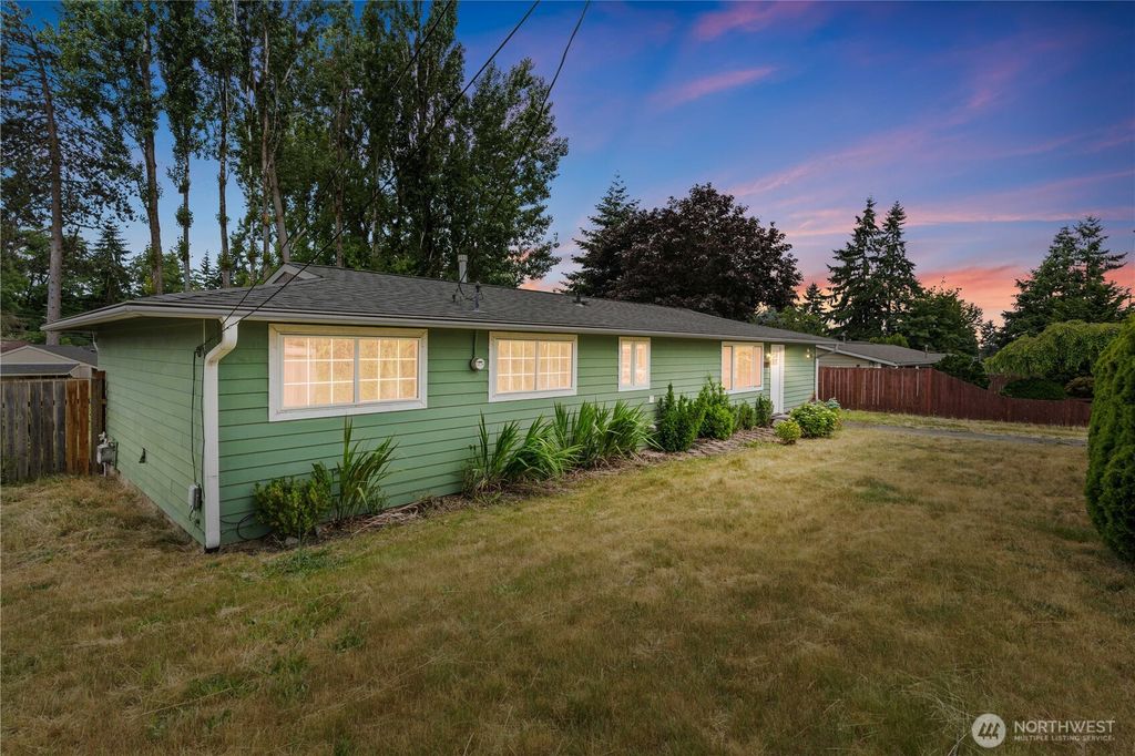 Photo of 2229 SW 330th Street, Federal Way, WA 98023 (MLS # 2396461)