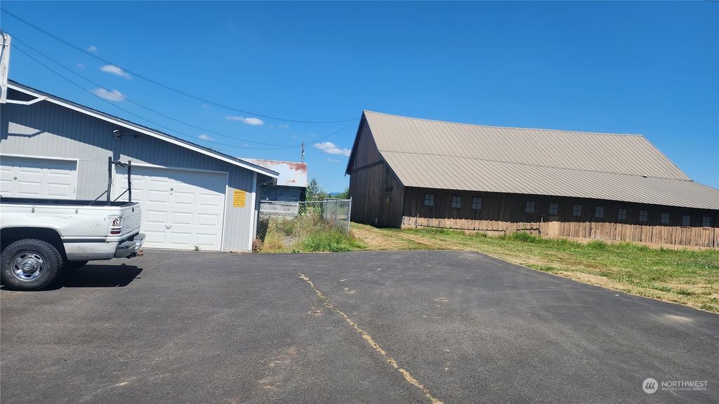 Photo of 39406 Auburn Enumclaw Highway SE, Auburn, WA 98092 (MLS # 2134061)