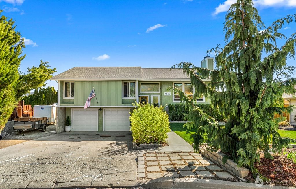 Photo of 1633 Concord Place, Wenatchee, WA 98801 (MLS # 2503563)