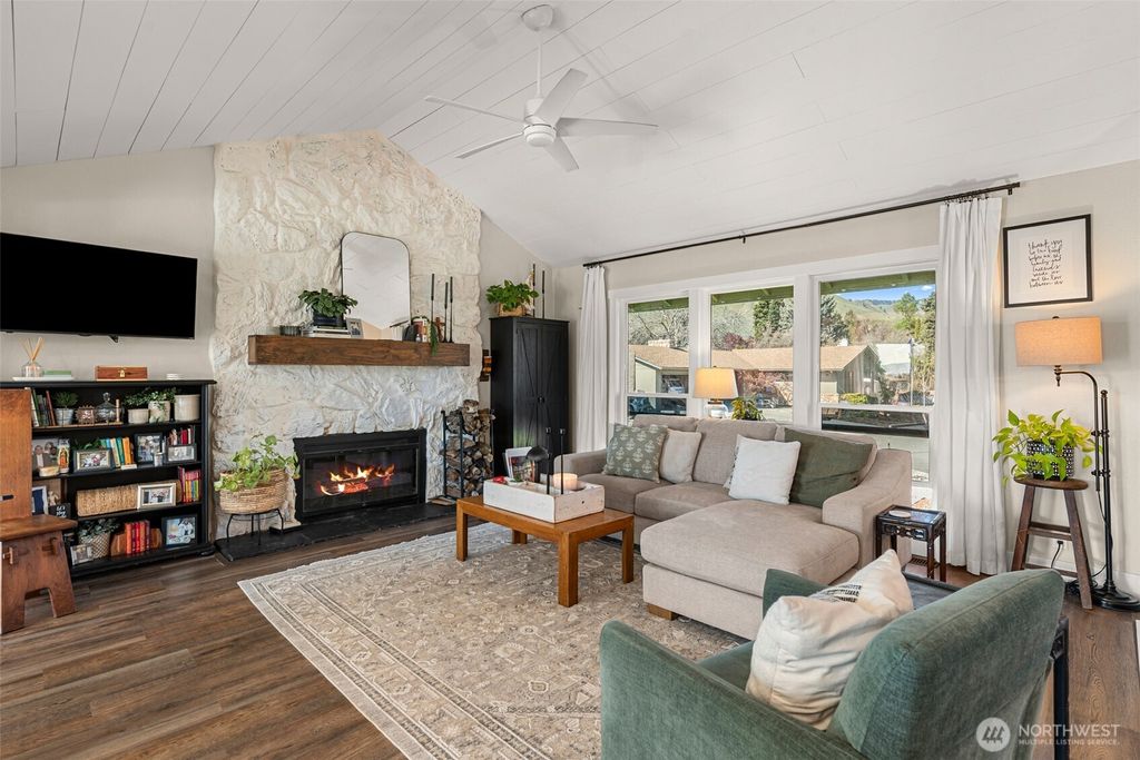 Photo of 1633 Concord Place, Wenatchee, WA 98801 (MLS # 2503563)