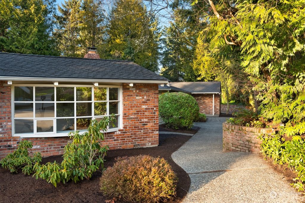 Photo of 2610 86th Avenue NE, Clyde Hill, WA 98004 (MLS # 2203150)