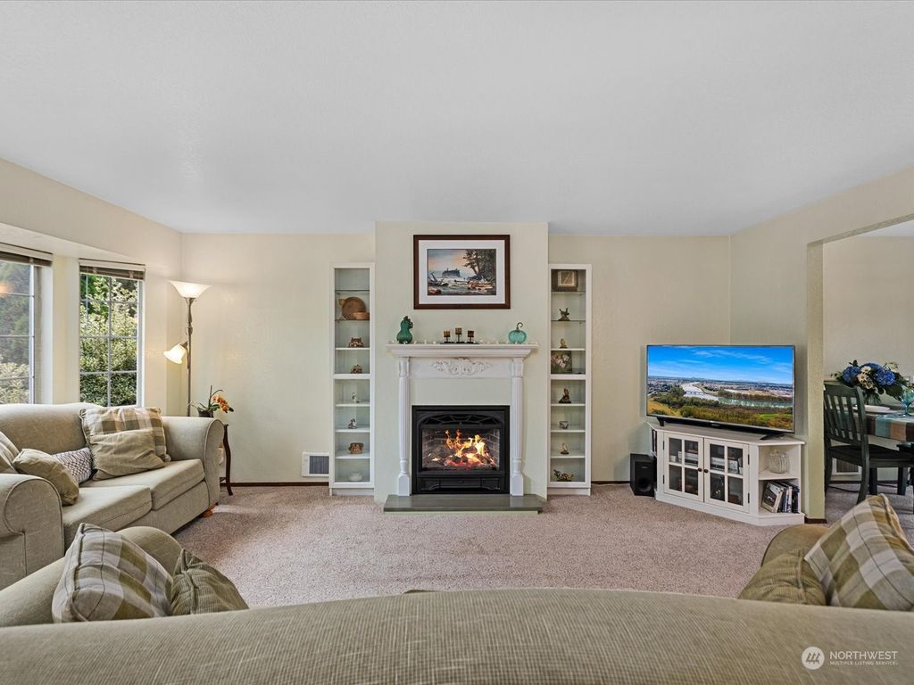 Photo of 10425 12th Place SE, Lake Stevens, WA 98258 (MLS # 2268246)