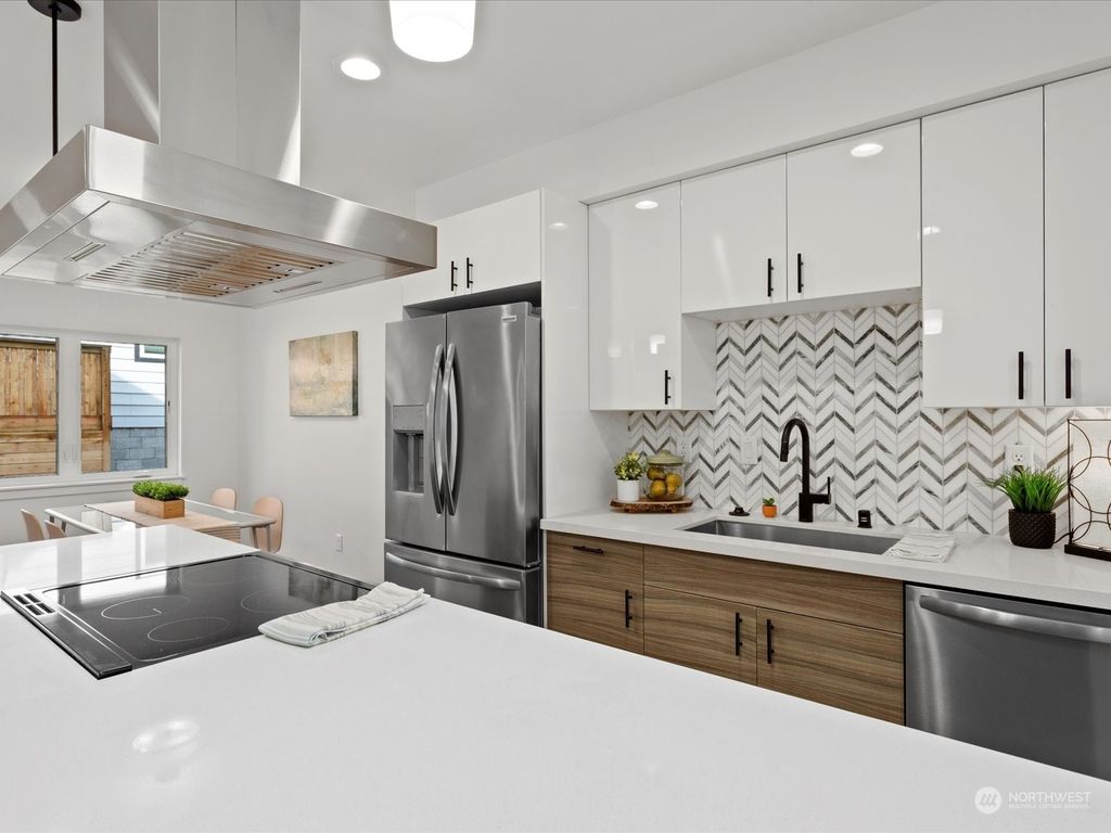 Photo of 13530 Burke Avenue N, Seattle, WA 98133 (MLS # 2051906)