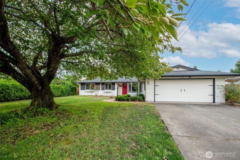 Photo of 1919 Clovercrest Street, Enumclaw, WA 98022 (MLS # 2439078)