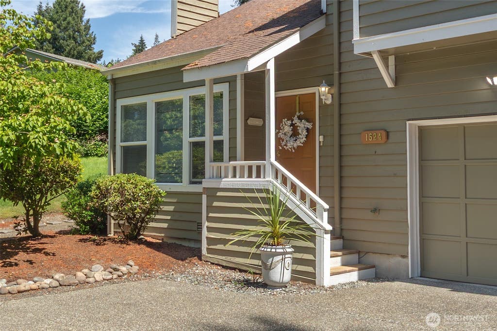 Photo of 1524 Marine Drive, Bremerton, WA 98312 (MLS # 2545268)