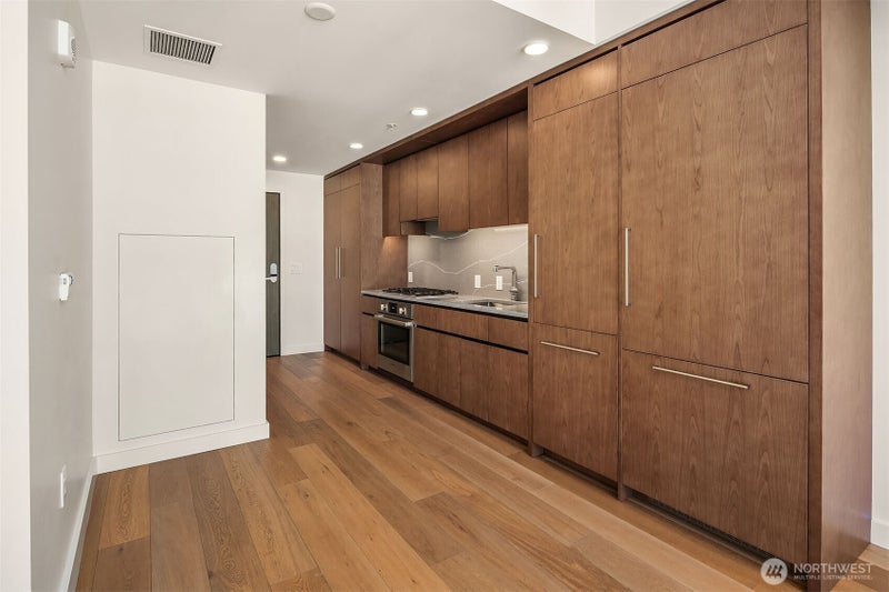 121 Stewart Street 908