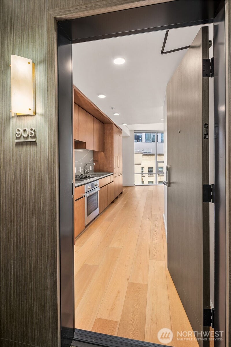 121 Stewart Street 908