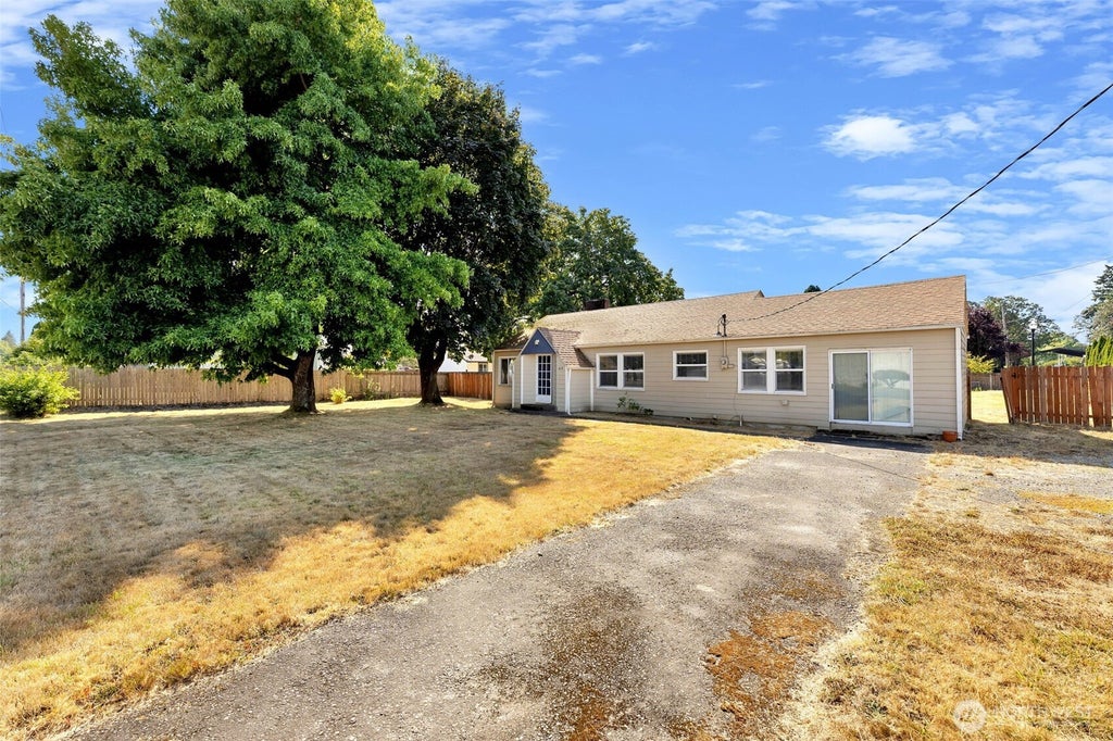 Photo of 408 S Parkway Avenue, Battle Ground, WA 98604 (MLS # 2577476)