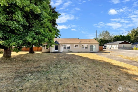 Photo of 408 S Parkway Avenue, Battle Ground, WA 98604 (MLS # 2577476)
