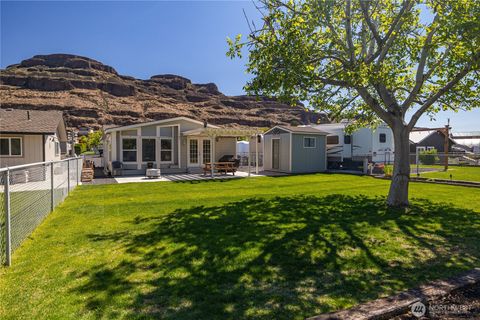 Photo of 878 SW Hunter Avenue, Quincy, WA 98848 (MLS # 2491217)