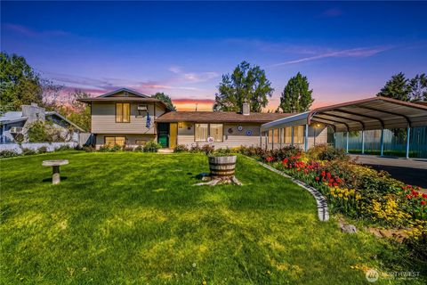 Photo of 811 Ella Street NE, East Wenatchee, WA 98802 (MLS # 2519004)