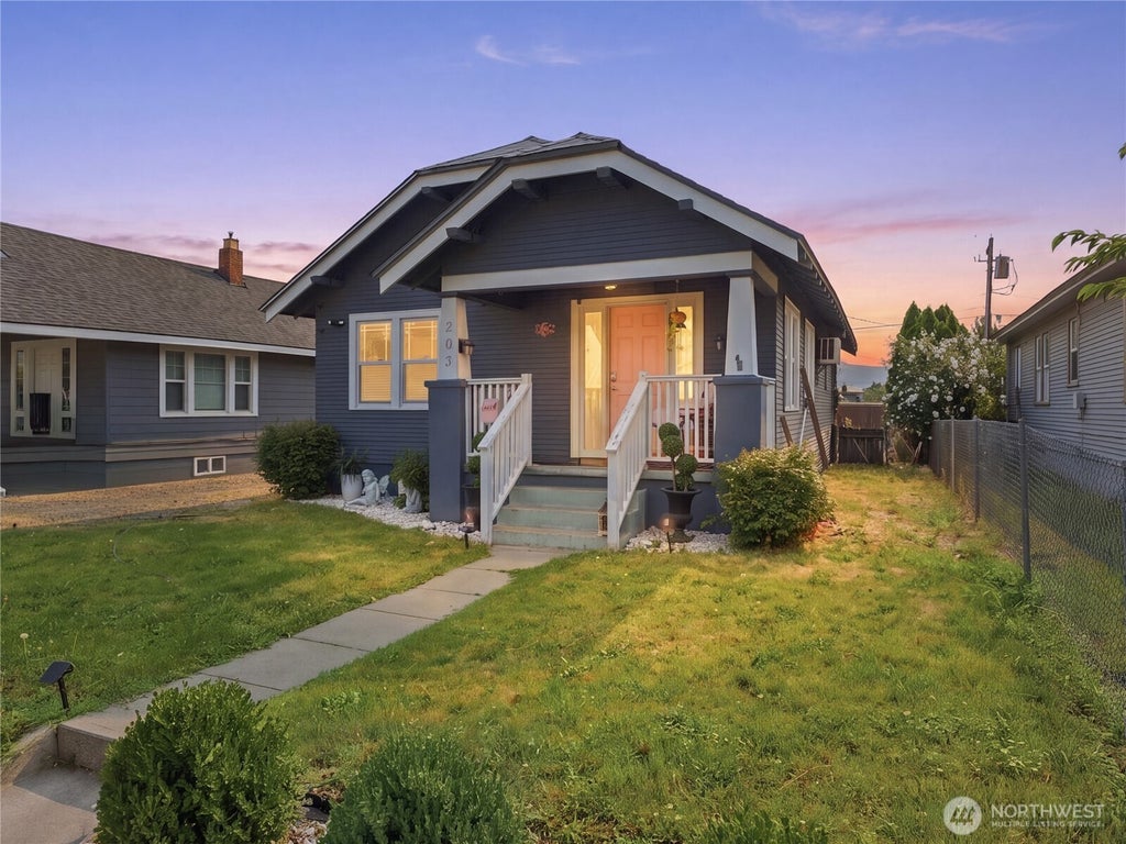 Photo of 203 N Emerson Avenue, Wenatchee, WA 98801 (MLS # 2557714)