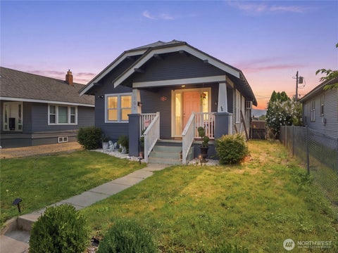 Photo of 203 N Emerson Avenue, Wenatchee, WA 98801 (MLS # 2557714)