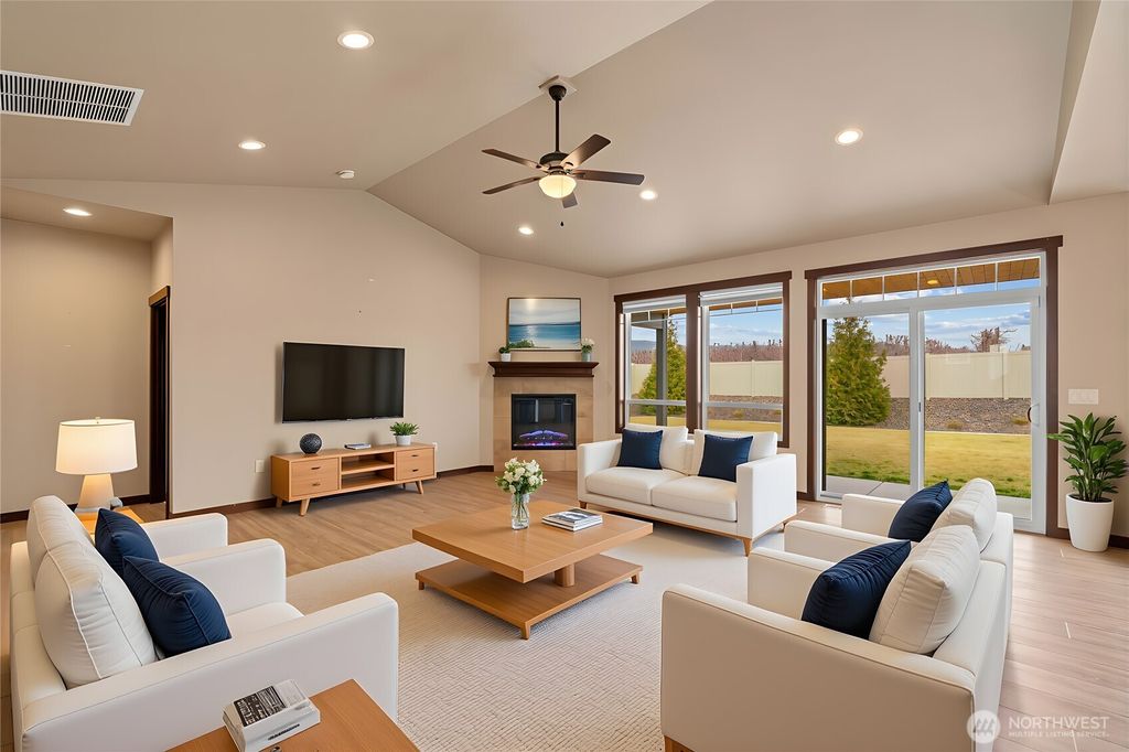 Photo of 755 S Perry Avenue, East Wenatchee, WA 98802 (MLS # 2487695)