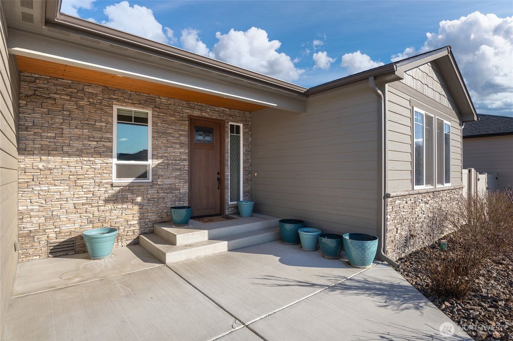 Photo of 755 S Perry Avenue, East Wenatchee, WA 98802 (MLS # 2487695)