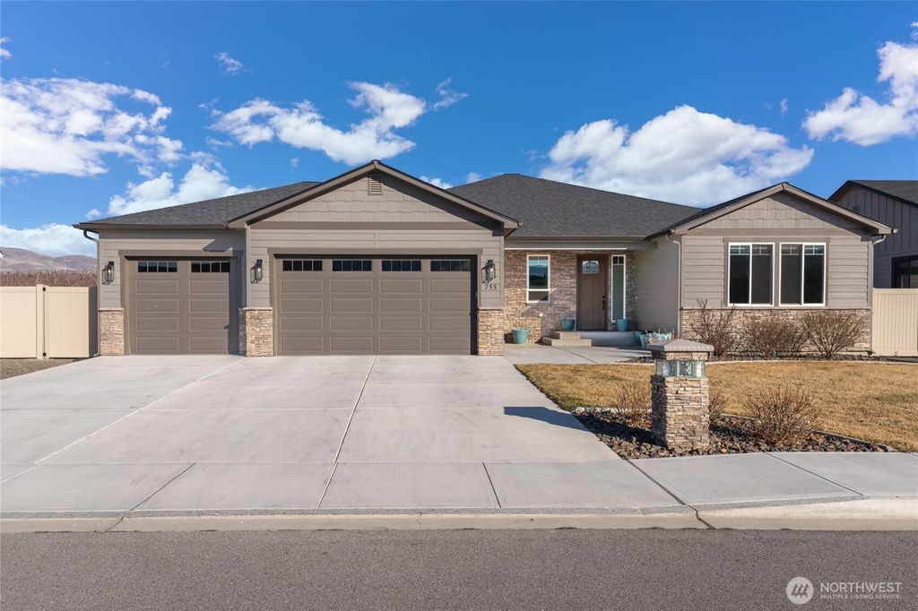 Photo of 755 S Perry Avenue, East Wenatchee, WA 98802 (MLS # 2487695)