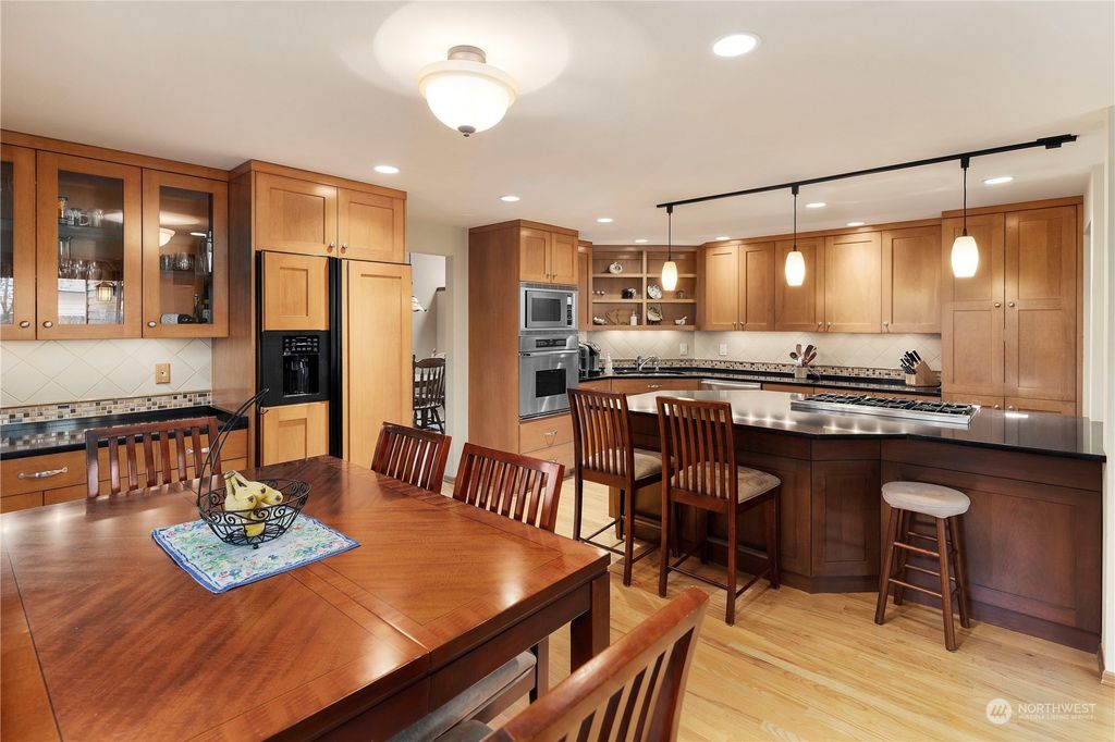 Photo of 24551 SE 39th Place, Sammamish, WA 98029 (MLS # 2062680)